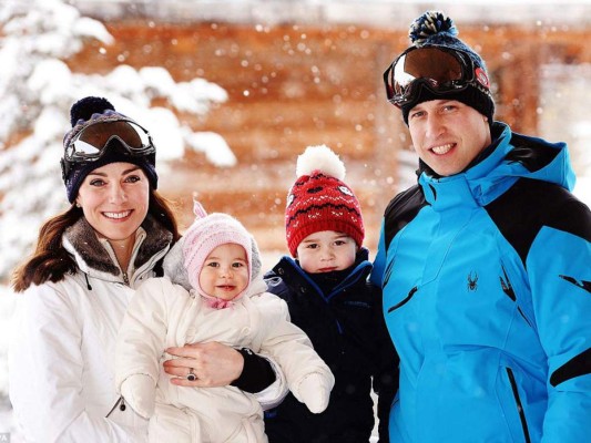 En esta foto publicada en marzo, los Cambridges disfrutaron de unas pequeñas vacaciones para esquiar en los Alpes Franceses.