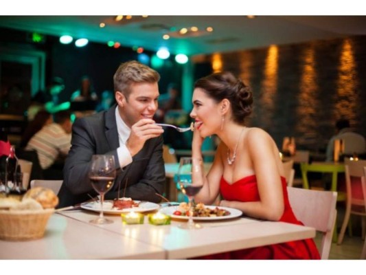 Una cena romántica: Las salidas por la noche suelen ser las favoritas de muchas parejas; si eres de las que disfrutan de eso, puedes optar por preparar una cena romántica tu misma o ir a su restaurante favorito.