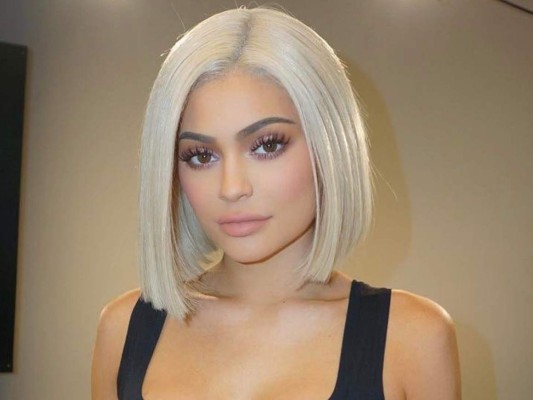 Kylie Jenner celebra lanzamiento de Kylie Skin llevando a sus amigas de viaje