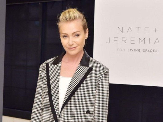 La esposa de Ellen DeGeneres, Portia de Rossi, tomó la decisión de dejar la actuación justo antes de su cuadragésimo quinto cumpleaños. Según ella, habló con el creador de 'Arrested Development', el proyecto en el que estaba trabajando en el momento para decirle que ya no sería actriz. 'Tuvimos una buena conversación, él pareció entender y ser comprensivo. Días después, me escribió en la quinta temporada', confesó de Rossi.