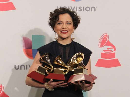 Natalia Lafourcade se llevó cinco Grammys Latinos por Grabación del Año, Canción del año, Mejor Album de Música Alternativa, Mejor Canción Alternativa y Mejor Ingeniería de Grabación para un Album por Hasta la Raíz.