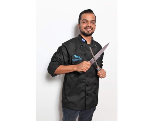 Carlos Espinal. El actual chef del Paradise Beach Hotel, es una promesa de la culinaria hondureña, este año tuvo la oportunidad de estar presente en el Festival Gourmet International en Tianma, Wine Bay en China, donde estuvo preparando platillos inspirados en el Caribe y la comunidad Garífuna, representando a Honduras y su riqueza culinaria