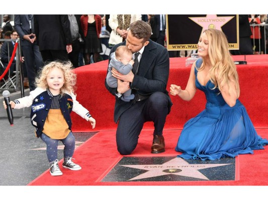 Ryan Reynolds, paciente y cariñoso es padre de dos pequeños Ines y James, y no pierde oportunidad para mostrarlos ante la prensa