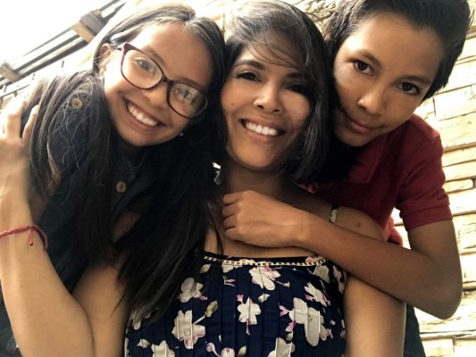Dess Carías, creadora del blog @itsamombydess, madre de dos hijos, también una de las creadoras de la campaña #SeamosBuenaGente, proyecto que recauda víveres para las Mamás y sus bebitos recién nacidos de los principales hospitales públicos de Honduras, ella también es mercadóloga y desarolladora de apps para una importante compañía telefónica en el país.