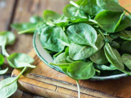 Espinacas: Las espinacas te proveerán una increíble fuente de glutamina y aminoácido para obtener un grandioso desarrollo de la masa muscular magra, además también ayudará a aumentar la resistencia y el tono muscular.