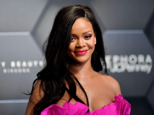 Rihanna<br/>Su padre adicto a la cocaína y al alcohol se drogaba frente a sus hijos , mientras que la ahora cantante cuidaba de sus hermanos a la vez que trabajaba vendiendo ropa en un puesto en la calle ya que su madre intentaba sacar adelante a su familia.