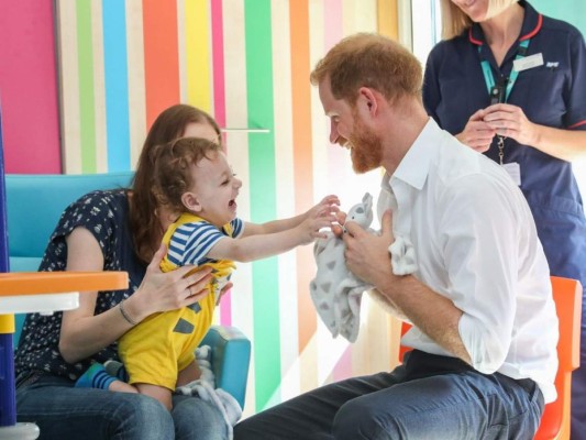 Las tiernas fotos del Príncipe Harry en el hospital de Sheffield