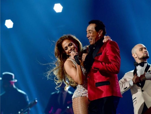 Jennifer Lopez pone a bailar al público con sensuales coreografías.