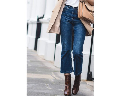 Los cropped flare jeans estarán de vuelta, cintura alta y la campana a la altura del tobillo perfectos para tus salidas de viernes por la noche