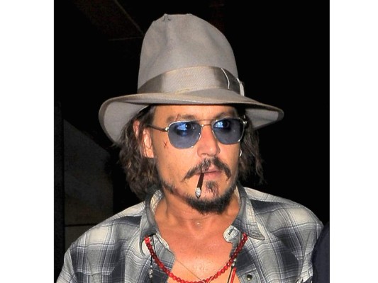 A la edad de los 10 años Johnny Depp probó su primer cigarrillo y desde la fecha no ha tenido pausa.