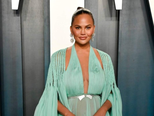 ¡Chrissy Teigen eliminó 60 mil tweets tras ser vinculada con Epstein!  