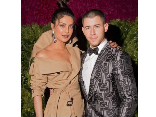 Nick Jonas y Priyanka Chopra visitan un orfanato en la India