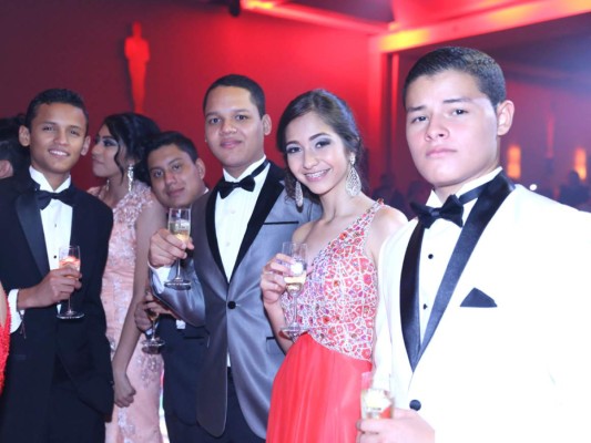 Mayan School celebra su prom al estilo los Oscar