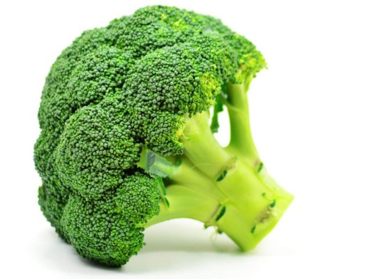 Brócoli. No le hagas el 'feo' este vegetal es delicioso y se puede preparar en diversas formas para consumirlo. Sus propiedades son altamente recomendadas para combatir los radicales libres y así prevenir daños generales en tu organismo. Recordemos que los radicales libres realizan un proceso de oxidamiento en nuestro cuerpo, que envejece nuestras células razón por la que necesitamos un antioxidante como el brócoli