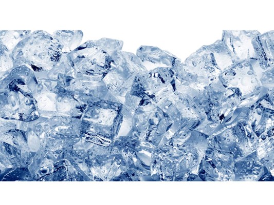 Eliminar fácilmente el exceso de grasa. Si un platillo terminado resultó tener demasiada grasa, con facilidad podrás eliminar el exceso de aceite con un par de cubos de hielo y toallas de papel. Envuelve los cubos de hielo en unas servilletas, y pásalos por la superficie del platillo. El hielo atrae la grasa como un imán, y ésta se congelará en la servilleta.