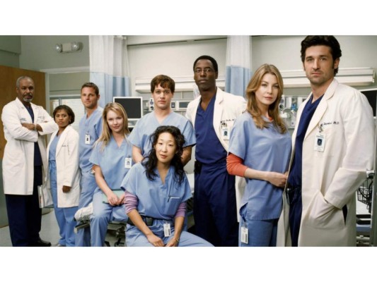 Grey's Anatomy<br/>Fue estrenada en 2005 y aún sigue en emisión. Una de las series más vistas en toda la historia y no podemos negar que también es de las más icónicas del siglo XXl. Convirtió a Shonda en una de las creadoras favoritas por los televidentes.<br/>