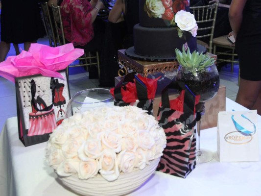 Black y gold party para Claudia Jordan