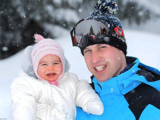 Con 10 meses de edad, Charlotte posa para la cámara mientras sonríe en brazos de su padre el príncipe William.