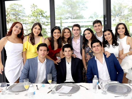 En una alegre mañana los seniors 2021 de Macris School disfrutaron de un agradable brunch en el Restaurante La Cumbre como parte de las actividades previo a su graduación. Fotos Héctor Hernández
