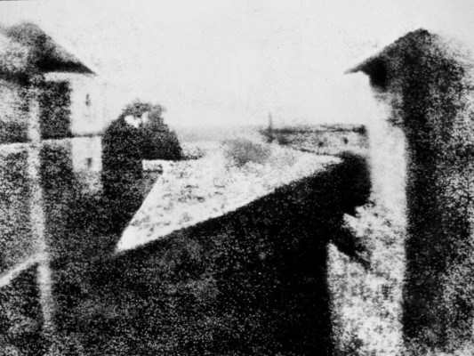 Vista desde la ventana de Le Gras<br/>La fotografía antes de la fotografía. Joseph Nicéphore Niépce creó la cámara oscura alrededor de 1826, la cual produjo la primera imagen fotográfica de la historia. <br/>