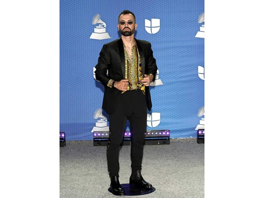¡Desacierto! La camisa de animal prints del cantante Mike Bahía exigía un cambio.