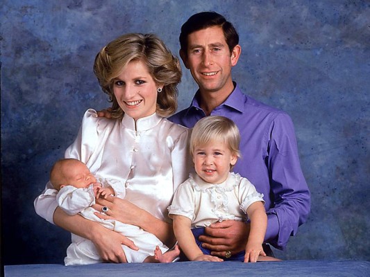 Lord Snowdon fotografió a Carlos y Diana con sus pequeños, William y el recién nacido Henry Charles Albert David a quien todos llamarían Harry