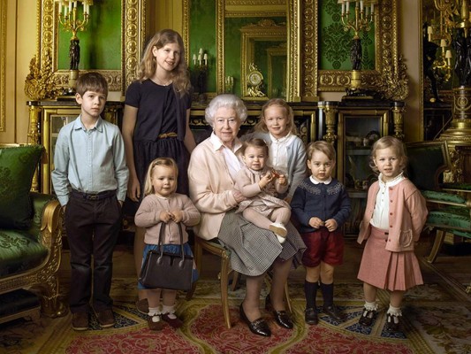 La fotografía muestra por primera vez a la reina Isabel cargando a la princesa Charlotte, de once meses de edad, mientras la traviesa Mia Tindall sostiene el bolso. De izquierda a derecha: James, Vizconde Severn, Lady Louise Alice Elizabeth Mary Mountbatten-Windsor, Mia Tindall, la reina Isabel, la princesa Charlotte, Savannah Phillips, el príncipe George e Isla Phillips