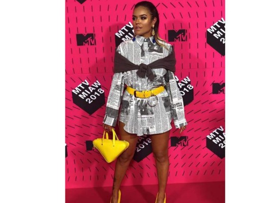 La cantante colombiana Karol G, estuvo entre los vestidos de amor y odio, ya que a varias personas les gustó su atuendo, pero otros la criticaron diciendo que andaba dando las noticias y no premios.