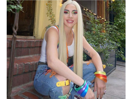 La fabulosa Lady Gaga, se hizo presente con un look bastante fresco y conmemorativo para el evento.