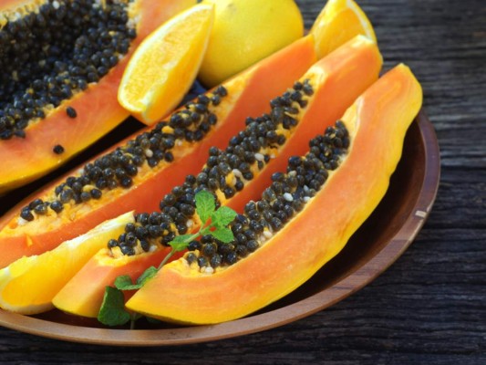 Papaya. Es rica en vitamina C y fibra, pero también en A y E, que ayudan a reducir la inflamación que contribuye al deterioro de la piel. Los carotenoides de la papaya promueven una piel más suave y joven y disminuyen las arrugas menos profundas.