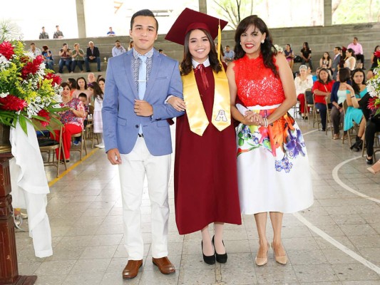 Entrega de títulos de Mayan School I parte