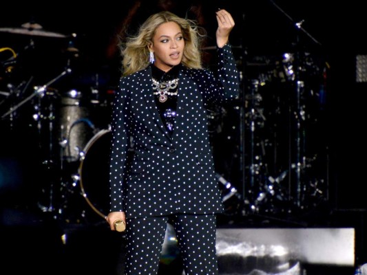 La cantante sorprendió vestida con un suit \de Givenchy por Riccardo Tisci en el concierto Get Out The Vote en apoyo a Hilary Clinton en noviembre de 2016 en el Wolstein Center en Cleveland
