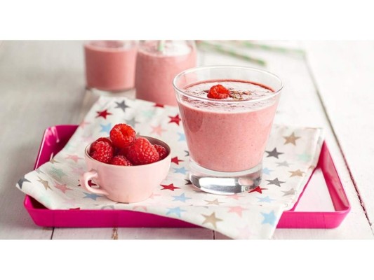 Los batidos de frutas con yogurt suelen generar muchos beneficios para nuestra salud, como favorecer el tránsito intestinal y prevenir infecciones gracias a las sustancias con acción antibiótica. Sin embargo, es muy importante saber prepararlos pues de lo contrario puede provocar efectos negativos. Por esa razón, te daremos a conocer todos los beneficios que puedes obtener mientras los prepares de la manera correcta.