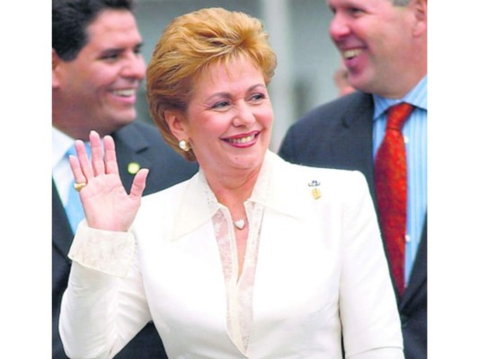Mireya Moscoso. Nacida el 1 de julio de 1946, fue la primera y única mujer en ejercer la presidencia de Panamá. Anteriormente fue primera dama, pues se casó con el político Arnulfo Arias, quien fuera presidente en tres períodos.