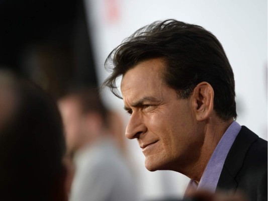 Charlie Sheen reveló que es portador del VIH en el Today Show el 17 de noviembre de 2015. El exprotagonista de Two and a Half Men ha admitido a lo largo de los años haber consumido diferentes tipos de drogas ilegales a lo largo de los años, así como de haber mantenido relaciones sexuales de alto riesgo con varias mujeres famosos y no famosos.