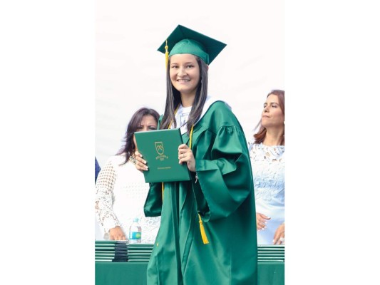 Entrega de títulos de DelCampo International School