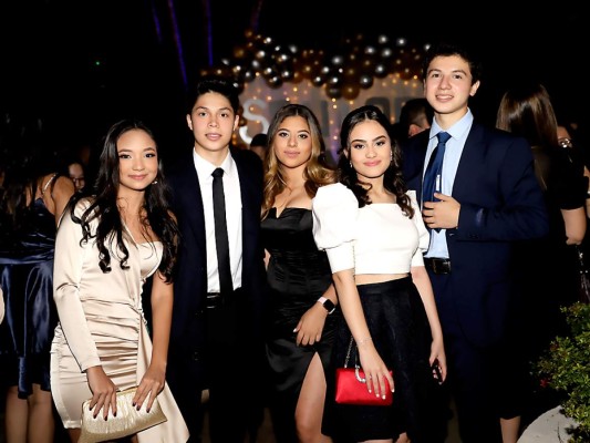 Samantha Guzmán, Ángel Bustillo, Marcela Santos, Karina Mass y Saúl Elvir