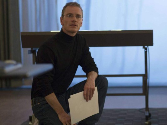 6. STEVE JOBS (2015) Se aprende de los grandes y sin duda Steve Jobs se inmortalizó como uno de los máximos visionarios de la historia. El filme, dirigido por Danny Boyle, nos ofrece una mirada rápida pero clara e inspiradora del mítico empresario y programador informático, -interpretado por Michael Fassbender-, centrado en la época en la que lanzó los tres productos icónicos de Apple. Disponible en Netflix