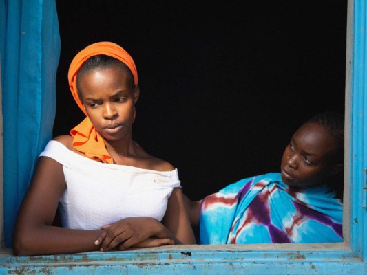 Lingui: Chad. Una madre de 30 años vive con su hija de 15, esta última resulta embarazada. Ahora tiene que estar en la encrucijada pues vive en un país en el que el aborto no solo es juzgado moralmente por la iglesia, sino también de manera penal.