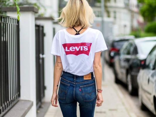 La fiebre de los logos llegó a tu closet