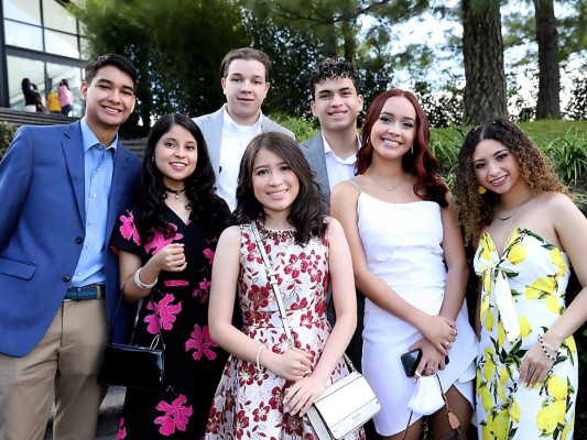 Freddy Bascha, Angélica Gutiérrez, Fernando Bocanegra, Montserrat Durón, Diego Orellana, Isabel Napky y Andrea Morales.