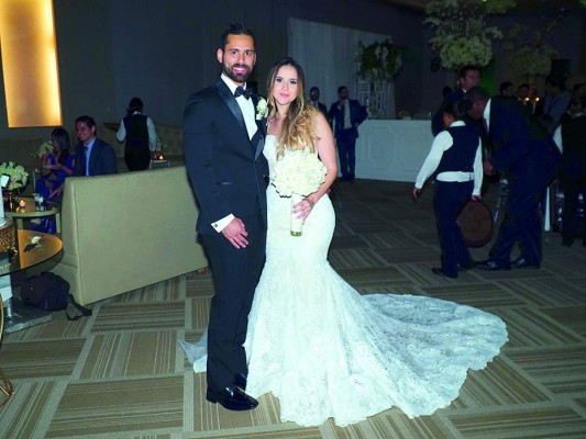 Alexander Torres y Carol Hernández, unen su vida en sagrado matrimonio   