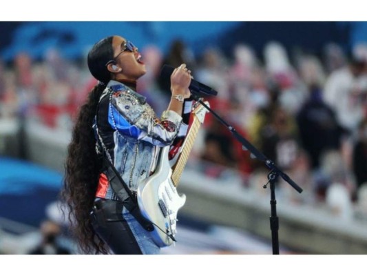 La cantautora estadounidense H.E.R cantó la canción patriótica, America the beautiful.