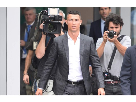 Cristiano Ronaldo levanta su nueva camiseta