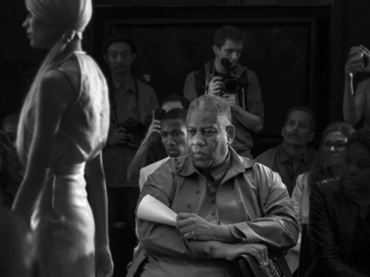 André fue el primer afroamericano en llegar a la cúpula de la moda, en una industria donde predominaban los hombres y mujeres blancos. “Como hombre negro en el mundo que soy, escondo siempre muchas cosas tras la cortina: sufrimiento diario fruto del sufrimiento racial, de la doble moral y de la injusticia. No me gusta ir por la vida poniendo la raza por delante, pero soy muy consciente de las diferencias que la raza implica”, comentó en un momento.