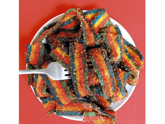 CHILLIN. Los dulces tradicionales cobran una nueva dimensión con una infusión de picante de la que te volverás adicto. Lo más difícil será escoger solo uno. Comienza por los Sweet Tarts Ro-pes, una combinación de cherry con relleno y chile y continúa con tiritas enchiladas, gummy worms, panditas o una versión diferente de tus Skittles. @chillin.hn