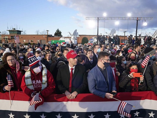Un pequeño grupo de seguidores de Trump lo despidió en Joint Base Andrews en Maryland luego de un breve discurso (Photo by ALEX EDELMAN / AFP)