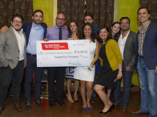 Jurek Jabloniky, José Javier Lanza, Ramiro Ocasio, Anabella Bueso-Davis, Emanuel Bueso, Alejandra Bobadilla, María Rivera-Lacombe, Jacqueline Bueso-Merriam, Josué Manuel Mendoza y Ken Merriam (Foto: Javier Maradiaga)