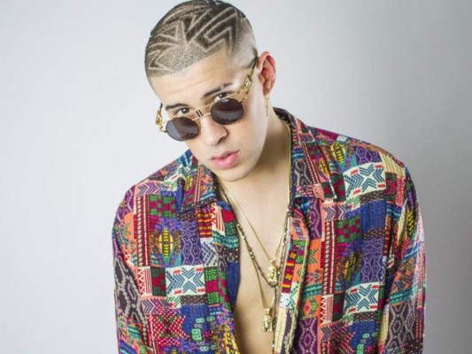Benito Antonio Martínez Ocasio, de 27 años de edad, es un cantante y compositor puertorriqueño del género urbano más conocido como Bad Bunny. Inició en la música en el coro de su iglesia e influenciado por los gustos musicales de sus padres.