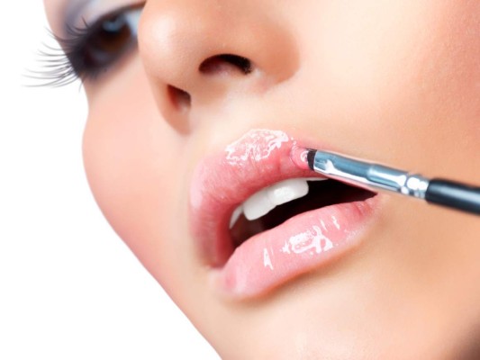 Sacale partido<br/>Labios finos<br/>EL maquillaje es tu mejor aliado para aumentar su volumen. Utiliza un lápiz labial natural o beige, perfila por encima de la línea natural del labio, rellena con lipstick y luego aplica el gloss.